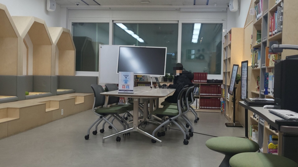 지난달 27일 오후 4시10분쯤 느린학습자 특화 공간인 은평 시끄러운도서관에 비장애인 윤모씨(31)가 노트북을 충전하며 이용하고 있다. 근무자가 상주하고 있지 않아 당초 취지와 달리 이용되고 있다. /사진=김미루 기자