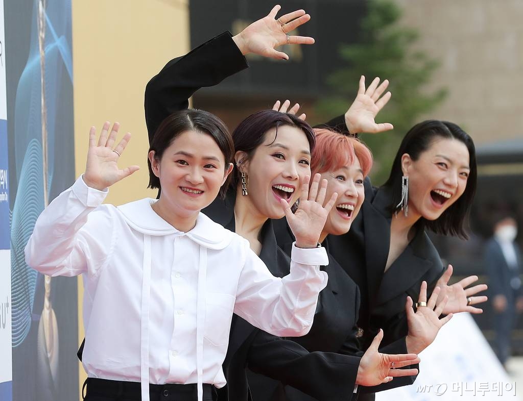 셀럽파이브가 19일 오후 인천 파라다이스 시티에서 열린 '제1회 청룡시리즈어워즈(Bluedragon Series Awards)' 레드카펫 행사에 참석해 포즈를 취하고 있다.  '청룡시리즈어워즈'는 넷플릭스부터 디즈니+, 시즌, 애플TV+, 왓챠, 웨이브, 카카오TV, 쿠팡플레이, 티빙이 제작하거나 투자한 국내 드라마와 예능을 대상으로 한 국내 최초, 단독 시상식이다. 2022.07.19 /사진=김창현 기자 chmt@