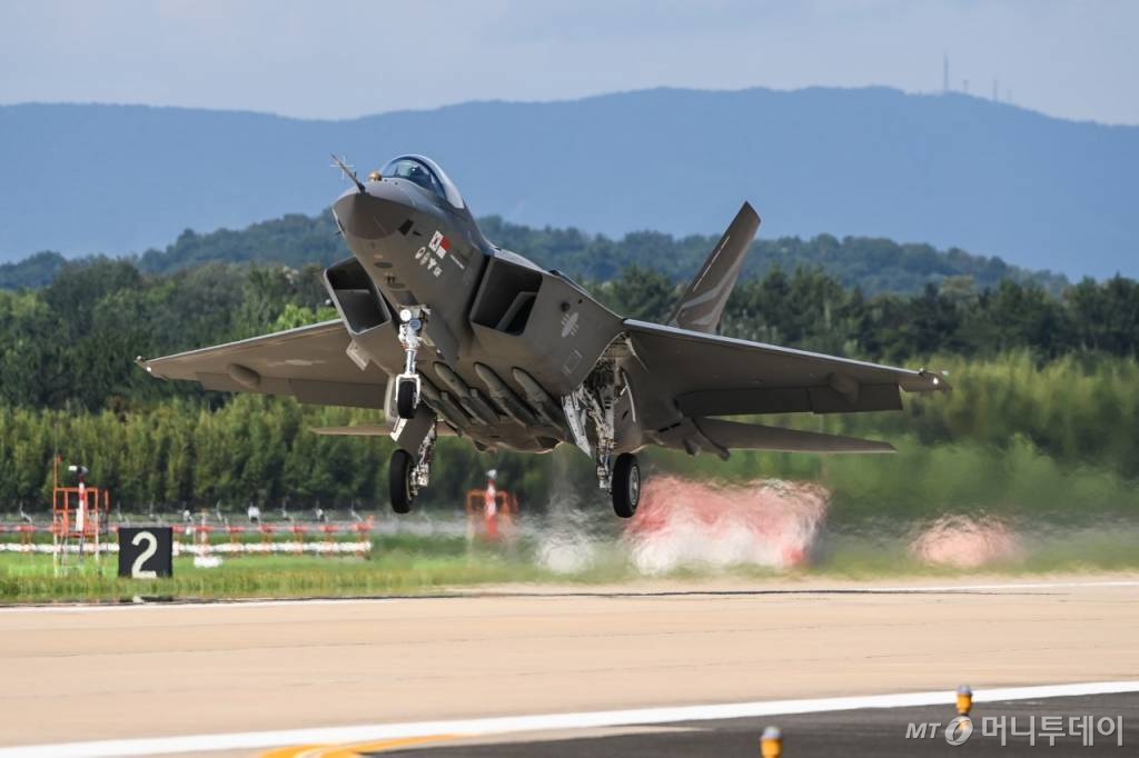 KF-21 최초비행 이륙 장면