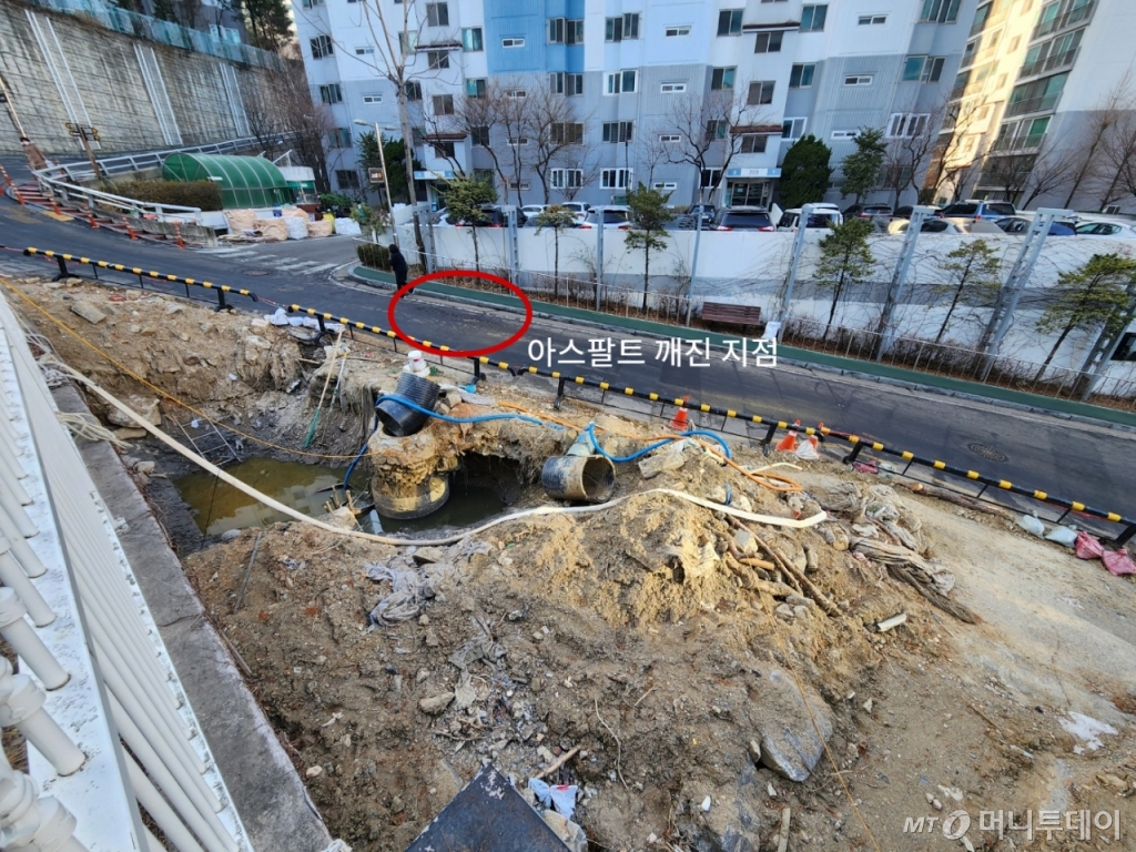 아파트 주민들은 도로 옆 땅꺼짐(씽크홀) 보수 공사가 지연돼 토사가 유실되는 바람에 옆 도로 아스팔트가 깨진 것이고 이것이 또 다른 땅꺼짐 전조증상일 수 있다고 의심한다./사진=박상곤 기자.