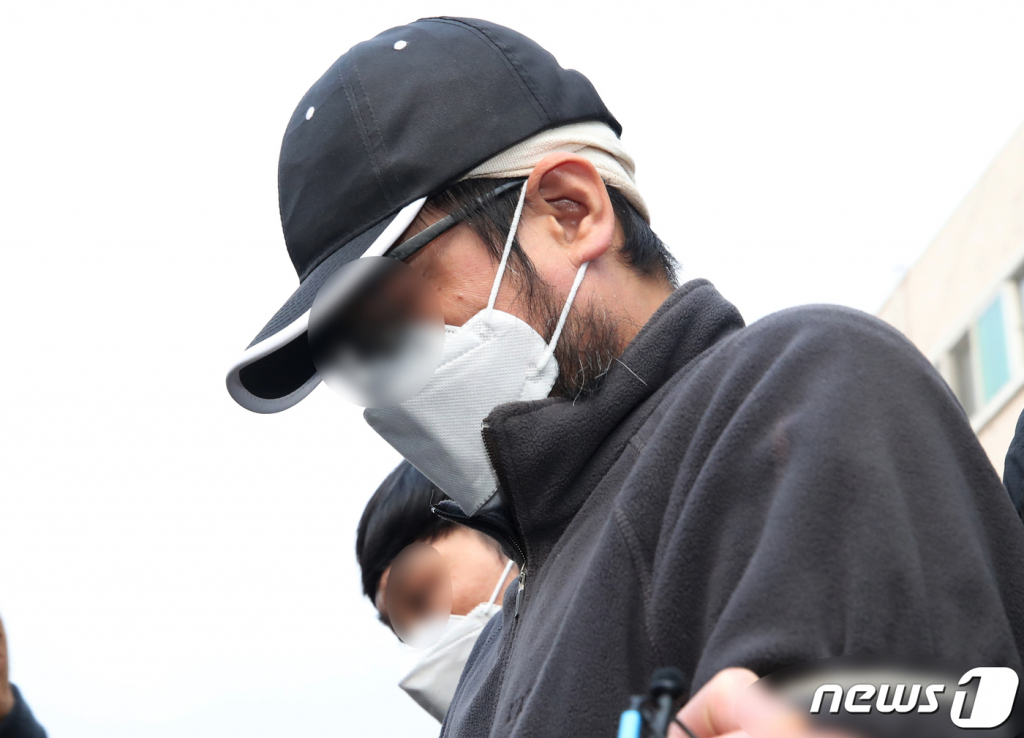 층간 소음으로 갈등을 빚던 이웃 일가족에게 흉기를 휘둘러 구속된 A씨가 검찰 송치를 위해 인천 남동경찰서를 나서고 있다. /사진=뉴스1