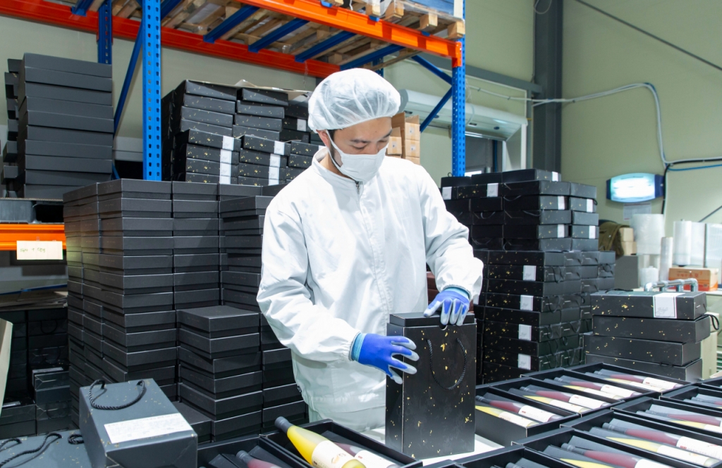 설 연휴를 열흘 앞둔 11일 경기도 안성시 태경 F&B공장에서 직원들이 제품을 포장하고 있다. 이 곳은 삼성전자가 노하우를 전수하는 '스마트공장 프로젝트'에 선정된 기업이다.  /사진 = 삼성전자 제공