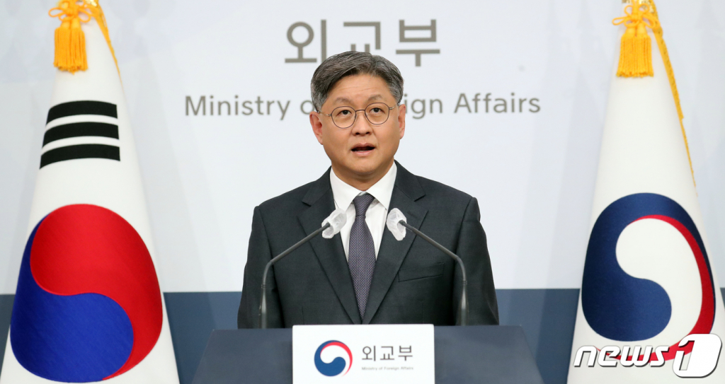 (서울=뉴스1) 김명섭 기자 = 임수석 외교부 대변인이 12일 오후 서울 종로구 정부서울청사별관에서 열린 정례브리핑에서 중국의 우리나라에대한 무비자 경유 중단 등 현안 관련 질문에 답변하고 있다. 2023.1.12/뉴스1 Copyright ? 뉴스1. All rights reserved. 무단 전재 및 재배포 금지.