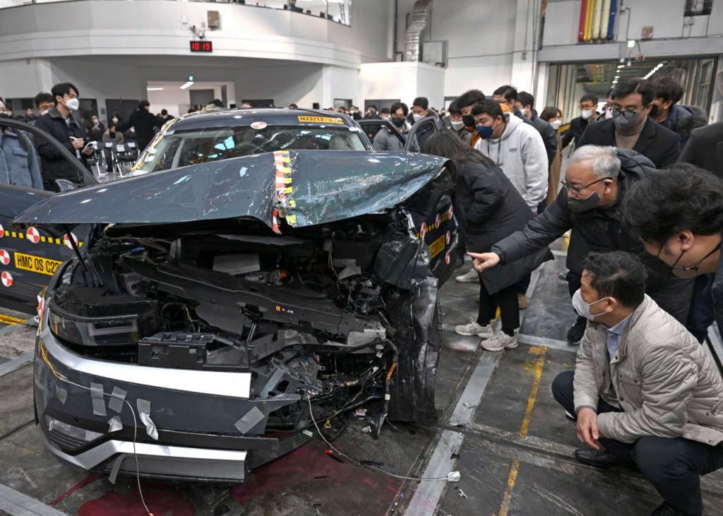 아이오닉 5 충돌 안전 평가 진행 후 기자들이 관람을 하고 있는 모습 /사진제공=현대차그룹.