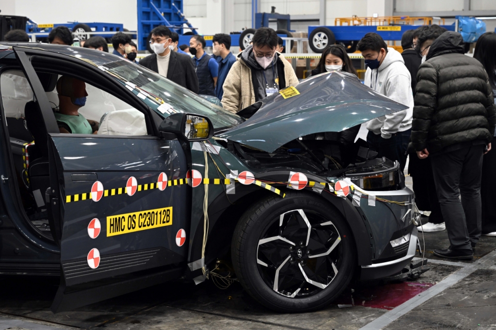 아이오닉 5 충돌 안전 평가 진행 후 기자들이 관람을 하고 있는 모습 /사진제공=현대차그룹.