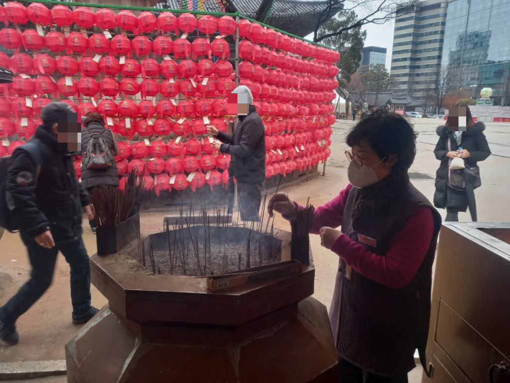 박씨가 향 공양을 하고 있다. 향은 1박스에 30여개씩 들고 4000원이다. 불자들은 향 1박스를 사고 남은 향을 공양 장소 주변에 두고 간다. 이를 불교에서는 '조건 없이 베풀었다'는 뜻의 '보시'라 부른다. 박씨는 이날 누군가 보시한 향으로 공양을 했다. 향 세개를 꺼내 공양했다. 향 하나당 남편과 딸, 집에서 기르는 6세 푸들을 위해 기도했다./사진=김성진 기자