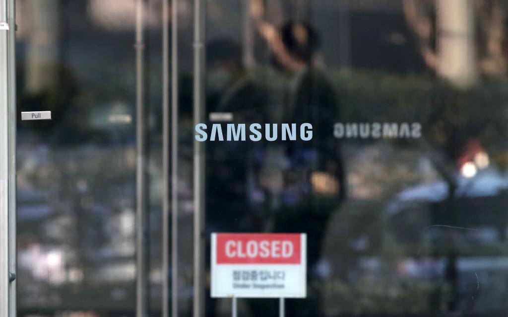 [서울=뉴시스] 김선웅 기자 = 삼성전자가 잠정 실적으로 지난해 4분기 매출 70조원, 영업이익 4조3000억원을 달성했다고 밝혔다. 매출은 전년 대비 8.6% 줄었고, 영업이익은 전년 대비 69% 감소했다. 이날 서울 서초구 삼성전자 서초사옥의 모습. 2023.01.06.