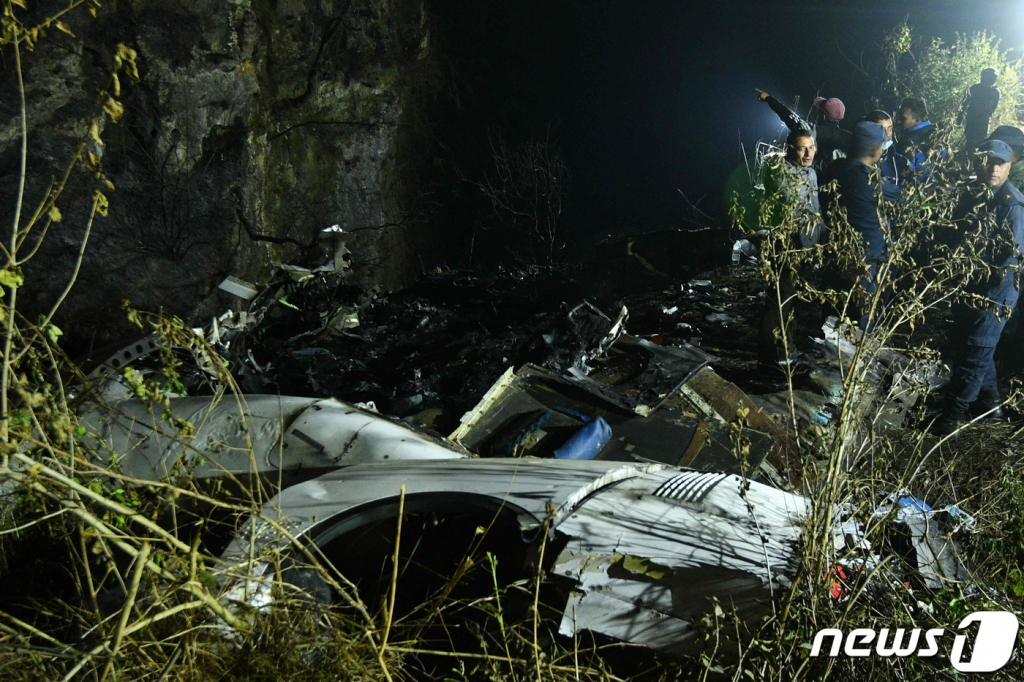 15일(현지시간) 네팔 포카라 국제공항 인근에서 한국인 2명 등 72명이 탑승한 여객기가 추락해 최소 40명이 사망한 현장에 구조대원이 출동해 있다.   /AFP=뉴스1