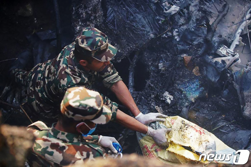 (AFP=뉴스1) = 15일 네팔 포카라의 항공기 추락 사고 현장에서 구조작업이 펼쳐지고 있다. 주네팔 한국 대사관 측은 해당 항공기에 한국 국적자 2명이 탑승한 것으로 보인다고 밝혔다.  ⓒ AFP=뉴스1  Copyright ? 뉴스1. All rights reserved. 무단 전재 및 재배포 금지.
