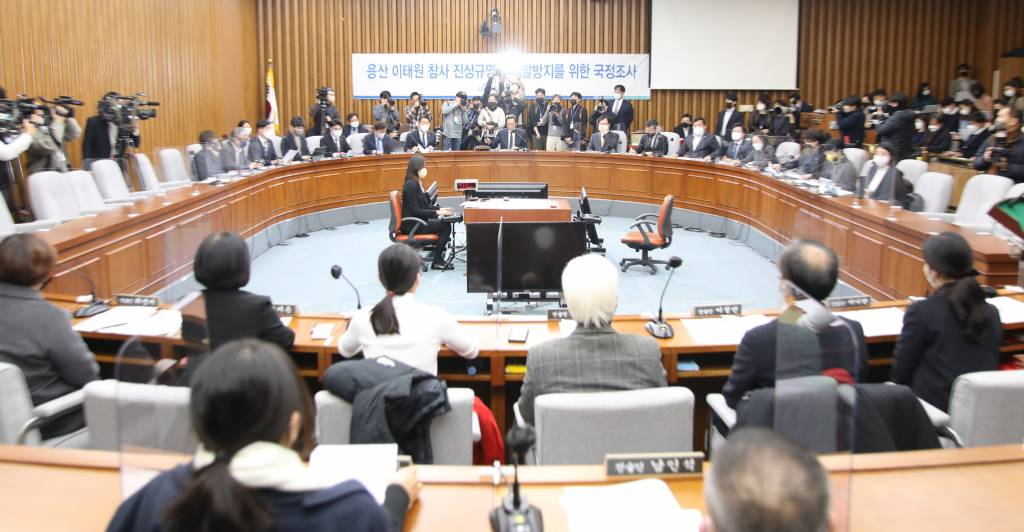 이달 12일 오후 서울 여의도 국회에서 열린 용산 이태원 참사 진상 규명 및 재발 방지를 위한 국정조사특별위원회 공청회에서 우상호 위원장이 의사봉을 두드리고 있다. / 사진제공=뉴시스