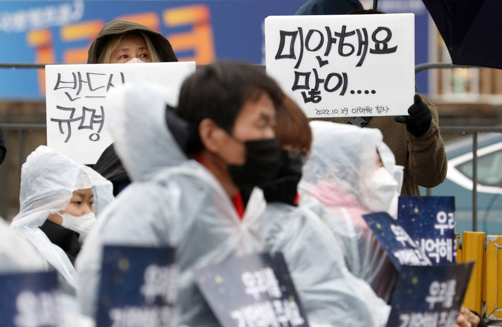 이달 14일 오후 서울 용산구 대통령실 인근에서 열린 10·29 이태원 참사 3차 시민추모제에서 유가족과 참석자들이 피켓을 들고 있다. / 사진제공=뉴시스