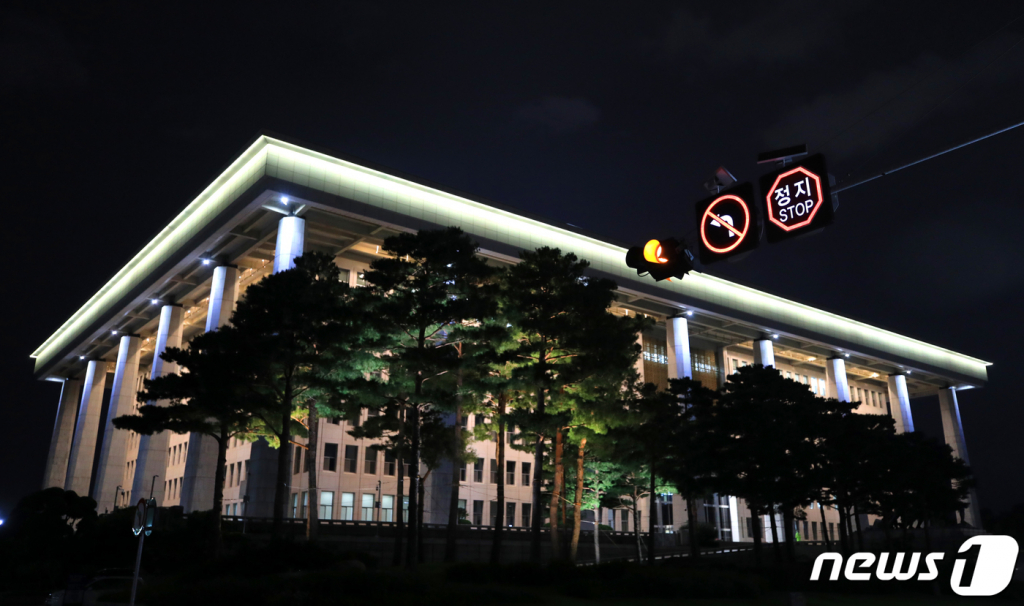 2020년 8월26일 저녁 국회의사당 모습. / 사진제공=뉴스1  