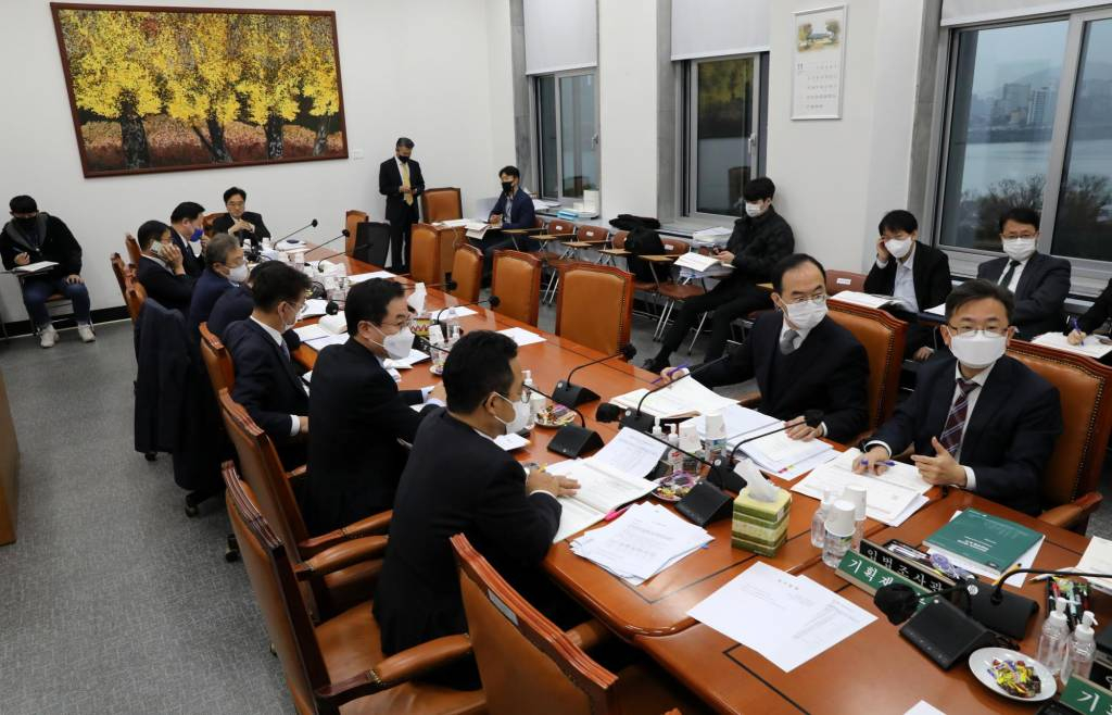 지난해 11월28일 오후 서울 여의도 국회에서 열린 예산결산특별위원회 예산안등조정심사소위원회에서 의원들이 예산안 관련 등에 대해 논의를 한다. / 사진제공=뉴시스