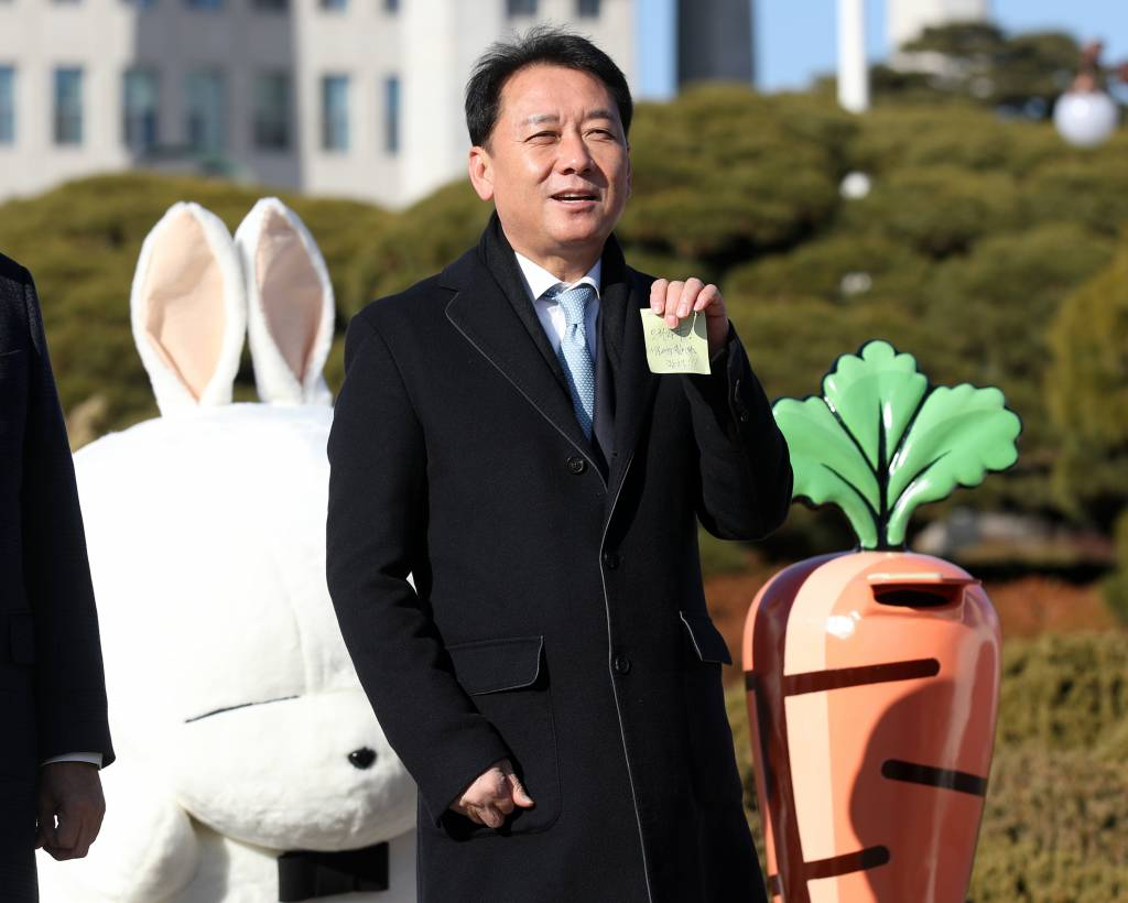 이광재 국회사무총장이 이달 2일 오후 서울 여의도 국회 중앙잔디광장에서 열린 2023년 새해맞이 토끼 캐릭터(마시마로) 설치 행사에서 소망함에 메시지를 넣기 전 인사말을 하고 있다. / 사진제공=뉴시스