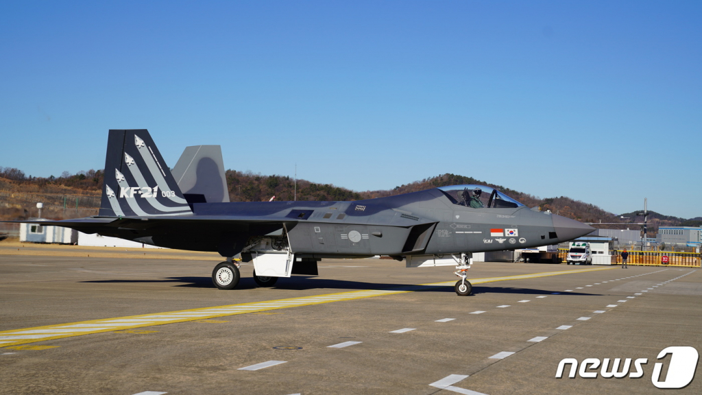 (서울=뉴스1) = 방위사업청은 5일 한국형전투기(KF-21) 시제 3호기의 최초비행에 성공했다고 밝혔다.  이번 3호기의 최초비행 성공에 따라 앞으로 한국형전투기는 3대의 항공기로 비행시험을 수행하게 될 예정이다. 사진은 지상 활주 중인 3호기 모습. (방위사업청 제공) 2023.1.5/뉴스1  Copyright ? 뉴스1. All rights reserved. 무단 전재 및 재배포 금지.