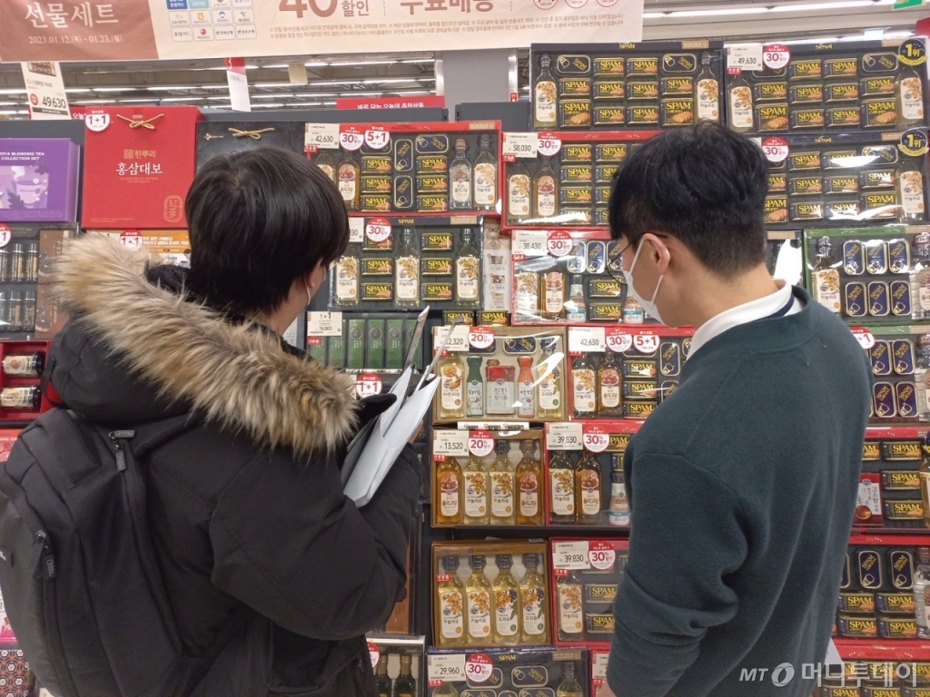 한국환경공단 직원과 마포구청 직원이 지난 16일 오후 서울 마포구에 위치한 대형마트에서 과대포장 합동점검에 나서고 있다. /사진=김지은 기자