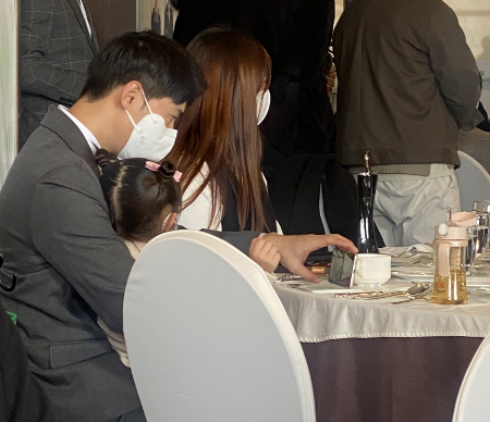 '2022 생명존중대상' 시상식에서 딸을 안고 있는 김진호씨./사진=남형도 기자