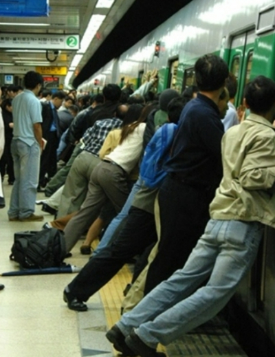 2005년 10월 17일, 지하철 2호선역. 한 시민이 전동차와 승강장 사이 틈으로 발이 빠졌다. 몸이 빨려 들어갔다. 시민들은 한 마음으로 전동차를 밀었다. 열차가 요동치며 틈이 벌어졌다./사진=온라인 커뮤니티