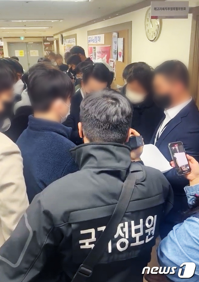 (서울=뉴스1) = 국가정보원과 경찰이 민주노총에 대한 압수수색에 나선 18일 오전 서울 중구 정동 민주노총 본부 입구에서 국정원 수사관과 민주노총 관계자들이 대치하고 있다. 국정원은 이날 민주노총 관계자의 국가보안법 위반 혐의와 관련해 법원에서 압수수색 영장을 발부 받았다. (민주노총 유튜브 캡처)2023.1.18/뉴스1 Copyright ? 뉴스1. All rights reserved. 무단 전재 및 재배포 금지.