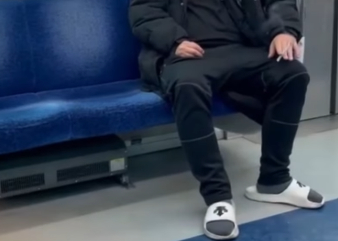  지하철에서 마스크를 내리고 흡연을 하는 한 남성의 영상이 공개됐다./사진=인스타그램