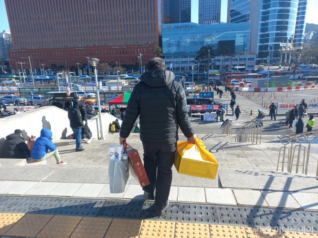 20일 오전 10시쯤 안모씨는 가족들을 만나기 위해 울산에서부터 기차를 타고 서울역에 도착했다. 그의 손에는 자식들에게 줄 반찬, 과일박스 등이 한가득 있다. /사진=김지은 기자