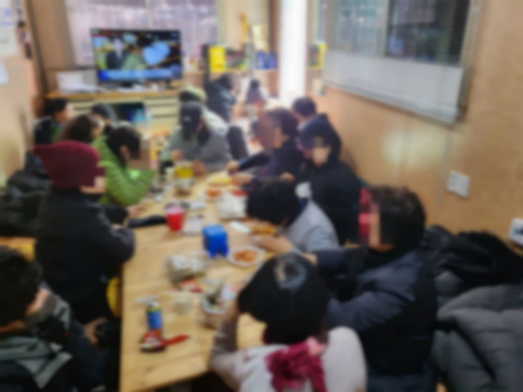 주민들은 마땅한 대피 장소가 없어 뿔뿔히 흩어졌다. 5평 남짓한 컨테이너에 주민 20여명이 바닥에 모여 앉아 기다리는 모습. /사진=김미루 기자