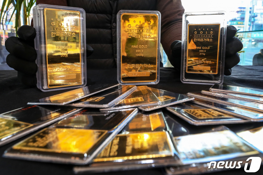 (서울=뉴스1) 민경석 기자 = 달러화 약세에 따라 금값이 연일 최고치를 경신하면서 관련 투자 상품에 대한 관심이 높아지고 있다.   16일 서울 종로구 한국금거래소에서 직원이 골드바를 정리하고 있다. 2023.1.16/뉴스1  Copyright ? 뉴스1. All rights reserved. 무단 전재 및 재배포 금지.