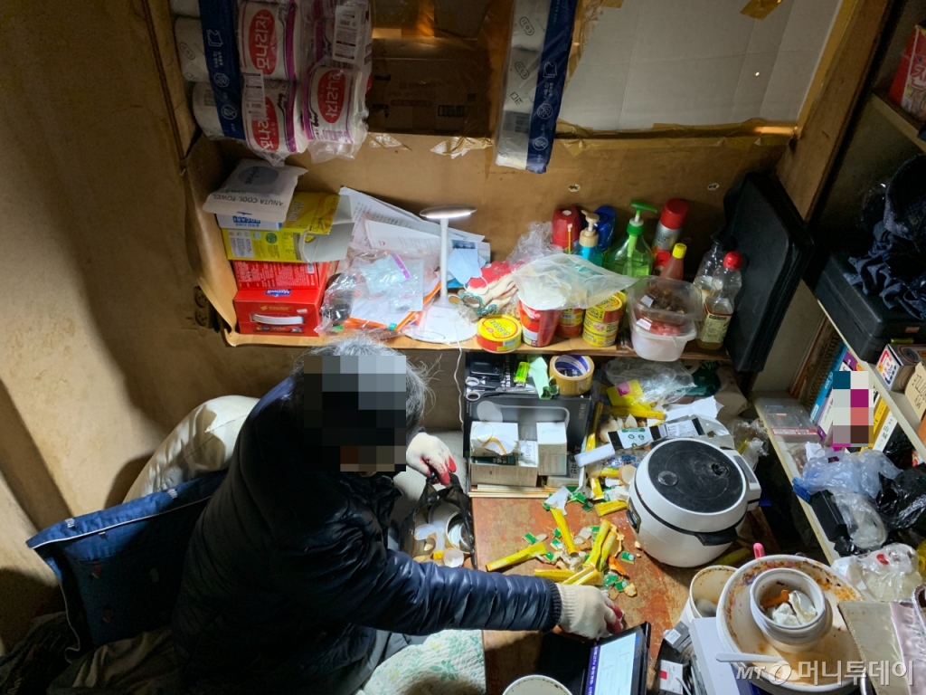 25일 오전 11시 서울 용산구 동자동의 한 쪽방 내부. 쪽방 거주민 문모씨(70)가 전기장판을 켠 채 옷을 세네겹 껴입고 반코팅 장갑을 끼며 추위를 버티고 있다./사진=김도엽 기자