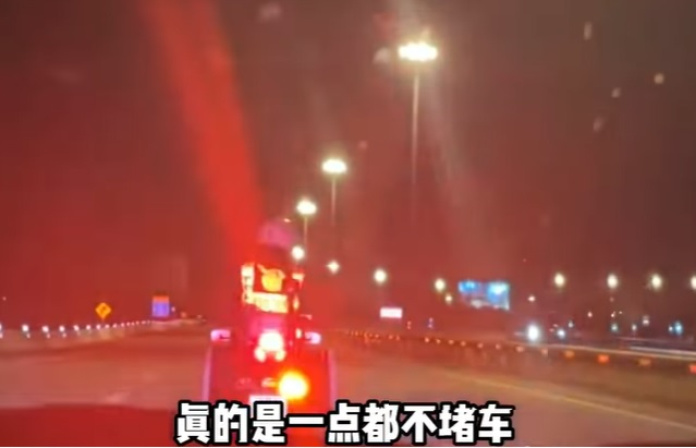 추단을 에스코트해주고 있는 현지 경찰/사진=웨이보