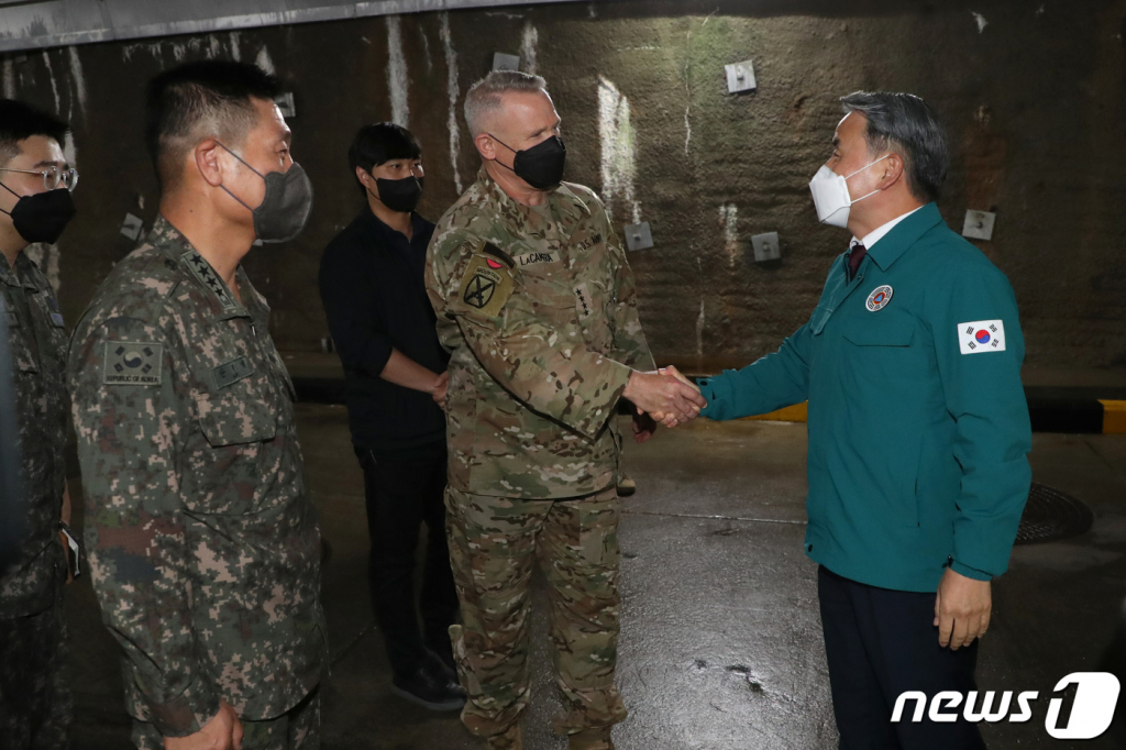 (서울=뉴스1) 송원영 기자 = 이종섭 국방부 장관(오른쪽)이 23일 UFS(을지 자유의 방패) 연습이 진행 중인 한미연합군사령부 전시지휘소(CP-TANGO)를 방문해 폴 라캐머라 연합사령관과 악수하고 있다. (국방부 제공) 2022.8.23/뉴스1  Copyright ? 뉴스1. All rights reserved. 무단 전재 및 재배포 금지.