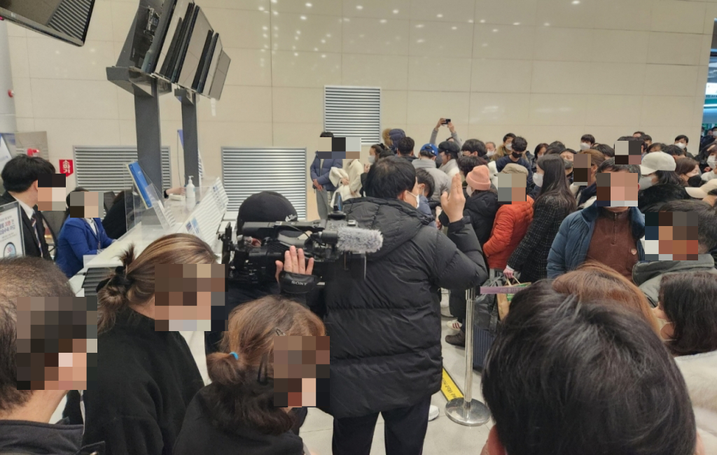 25일 아침 7시 제주공항 에어부산 카운터 앞. 줄이 뒤엉켜 사람들끼리 고성이 오갔다./사진=박상곤 기자