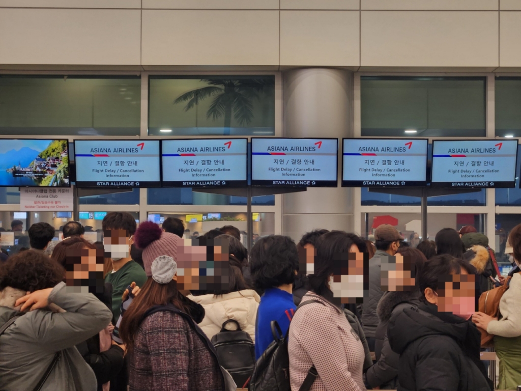 24일 새벽 제주공항 3층 아시아나 항공 카운터 앞에 사람들이 몰려있다. 일부 항공기 결항이 결정된 전날 23일 공항 내부도 이와 비슷했다./사진=박상곤 기자