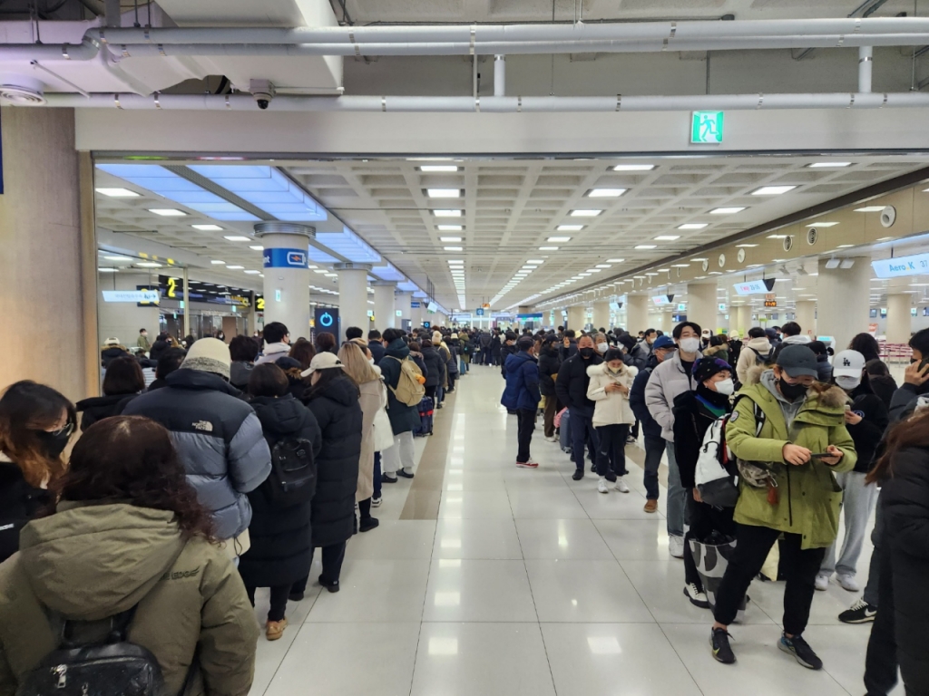 24일 새벽 제주공항의 모습. 각 항공사 카운터마다 사람들이 줄을 길게 늘어서 있다./사진=박상곤 기자