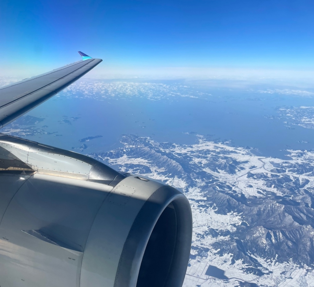 25일 김포로 날아가고 있는 에어부산 비행기 창밖의 모습. 구름 한 점 없이 전라남도 땅이 선명하게 보인다./사진=박상곤 기자