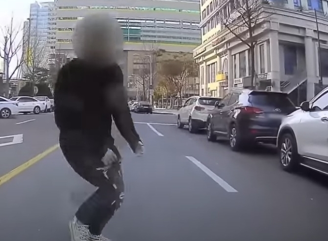 달리는 오토바이에 몸통 박치기를 한 의문의 남성/사진=한문철TV 