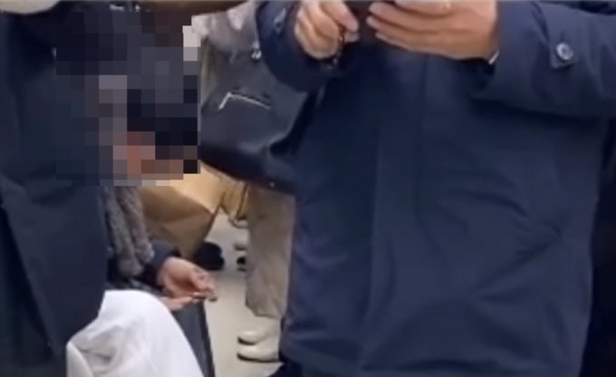 지하철에서 손톱을 깎고는 바닥에 버리는 여성의 모습 /사진=보배드림 인스타그램 캡처