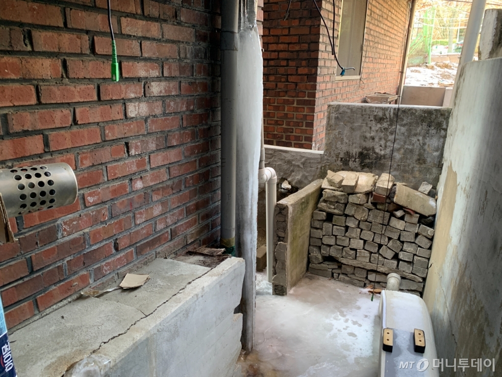 27일 오후 4시쯤 한씨가 거주하는 보광동의 주택의 배관을 따라 고드름이 얼어있다. /사진=김도엽 기자