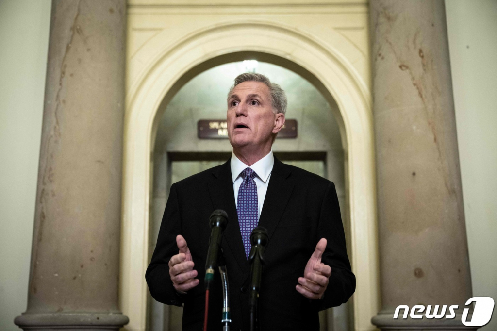 (워싱턴 AFP=뉴스1) 김성식 기자 = 24일(현지시간) 미국 워싱턴 DC 연방의회 의사당에서 케빈 매카시 미 하원의장이 기자회견을 하고 있다. 2023.1.24.   ⓒ AFP=뉴스1  Copyright ? 뉴스1. All rights reserved. 무단 전재 및 재배포 금지.