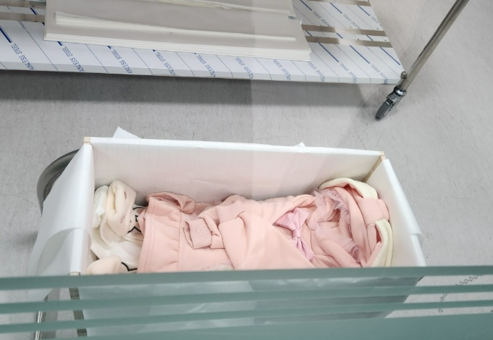 자그마한 아이의 관 안에, 꼬까옷이 얹혀 있다./사진=대아협