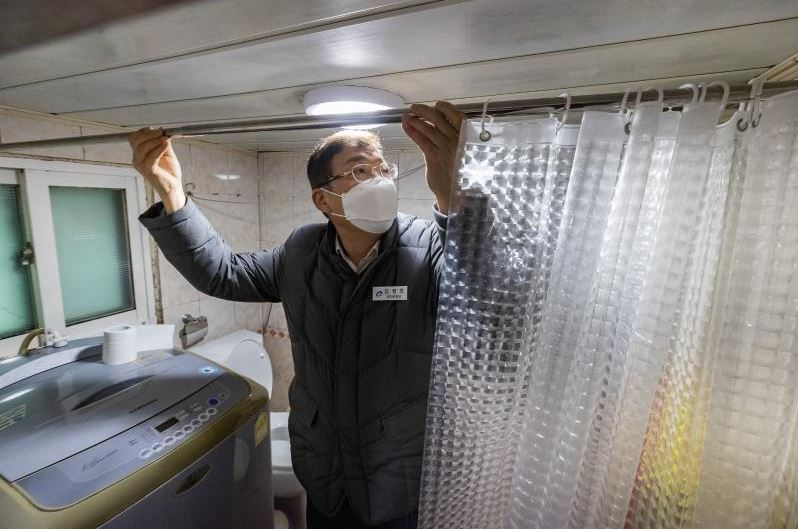 김경호 광진구청장이 취약계층 집을 방문해 난방 봉사를 하고 있다./사진제공=광진구청