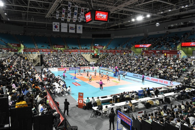 28일 인천 삼산월드체육관에서 열린 2022~2023 V리그 프리-올스타전에 참여한 배구팬들. /사진=한국배구연맹