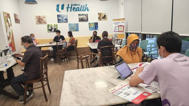 지난해 7월 오세훈 서울시장이 방문한 싱가포르의 노인 특화 공공주택인 캄풍 애드미럴티에서 거주 노인들이 메디컬 케어를 받고 있다./사진제공=서울시공동취재단