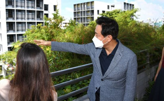 오세훈 서울시장이 지난해 7월 캄풍 애드미럴티 내 고령층 편의시설 및 양육시설인을 살펴보고 있다./사진제공=서울시공동취재단