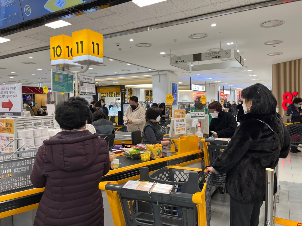 30일 낮 12시쯤 서울 영등포구 대형마트에서 직원과 손님들이 모두 마스크를 착용하고 있다./사진=유예림 기자