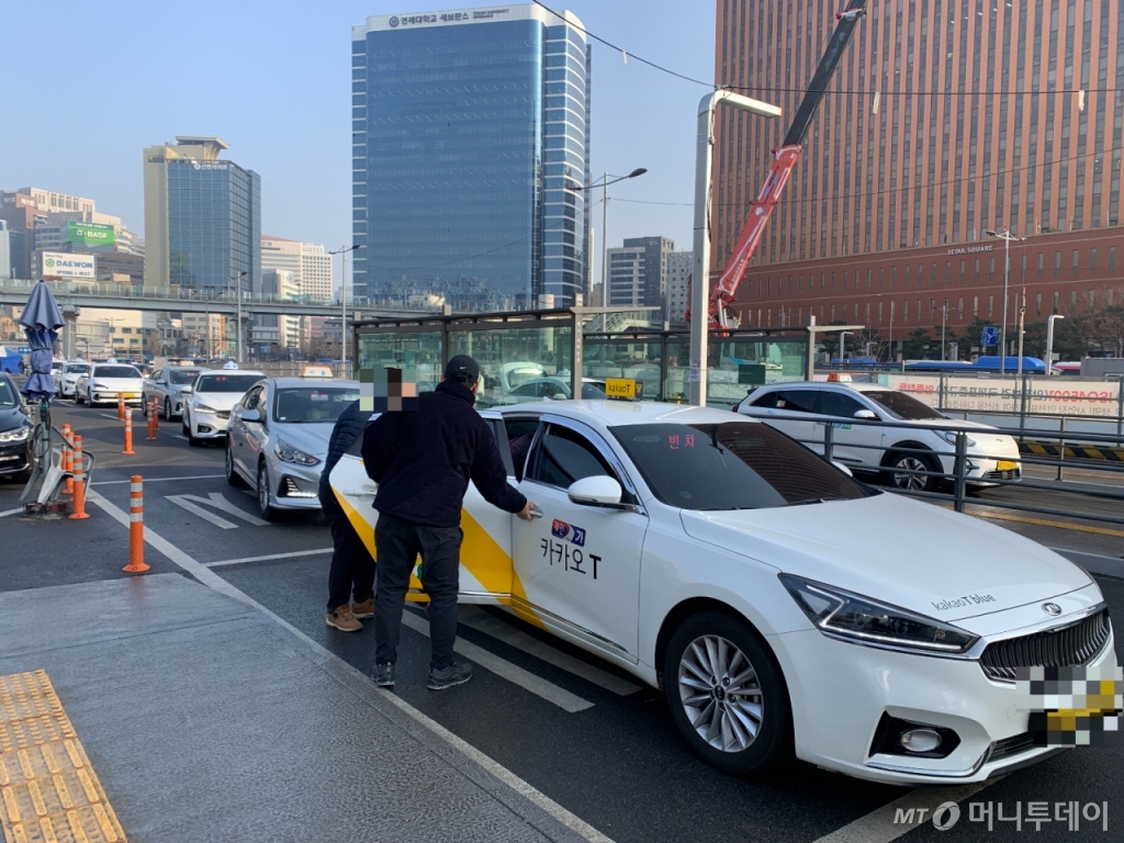 1일 오전 서울시 중구 서울역 앞 한 승객이 택시를 잡고 있다. 이날 오전 4시부터 3800에서 4800원으로 1000원 인상됐다. /사진= 김도엽 기자