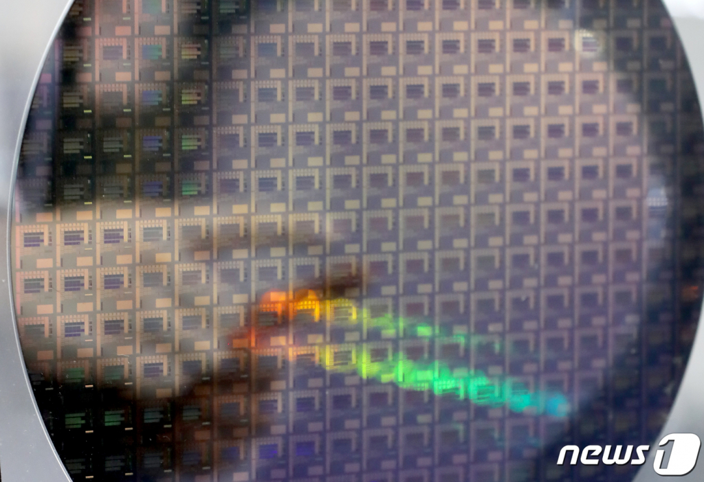 1일 서울 강남구 코엑스에서 열린 세미콘 코리아 2023에 참가한 웨이퍼 생산 및 공급기업 어드벤테크 관계자가 300mm 웨이퍼를 설명하고 있다./사진=뉴스1