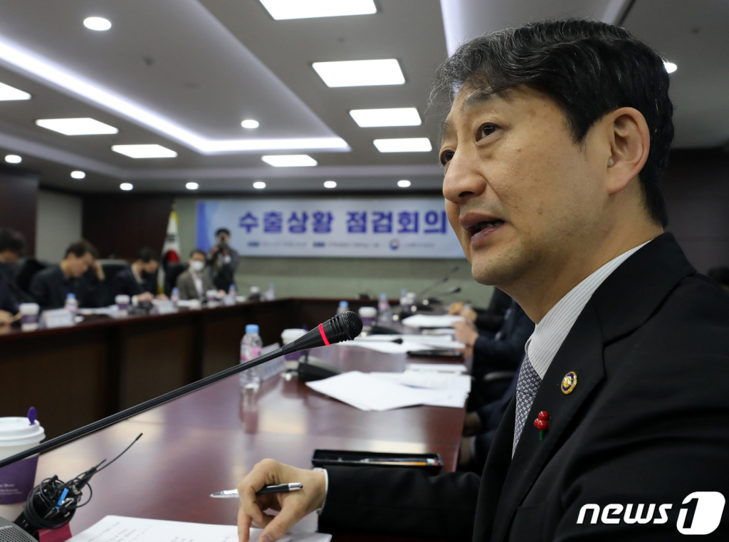 안덕근 산업통상자원부 통상교섭본부장이 1일 오후 서울 종로구 서린동 한국무역보험공사에서 열린 긴급 수출상황 점검회의에 참석해 발언하고 있다. /사진=뉴스1