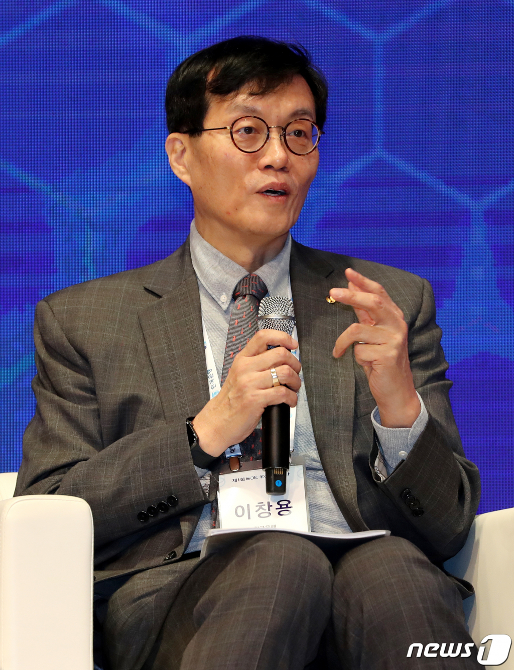 이창용 한국은행 총재가 1일 오전 서울 중구 대한상공회의소 국제회의장에서 열린 ‘제1회 BOK-KCCI 세미나 경제 패러다임의 변화와 한국경제의 대응방안’에 참석해 신현송 BIS 경제보좌관 겸 조사국장과 대담을 나누고 있다/사진=뉴스1