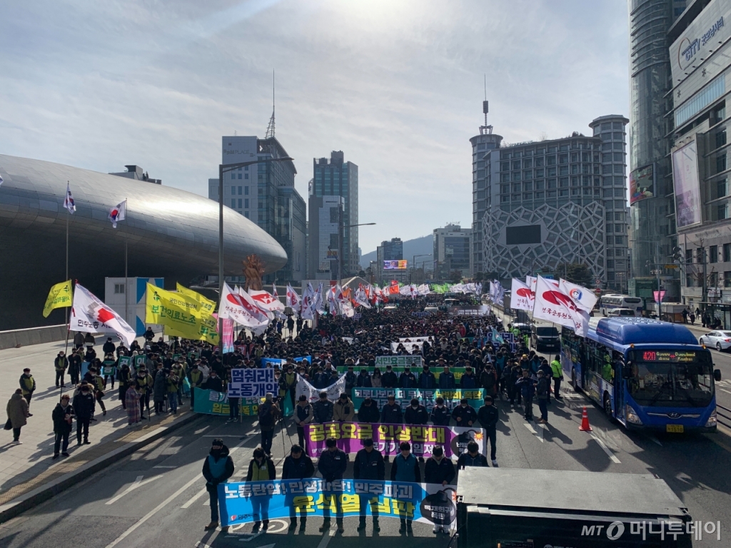 1일 오후 2시쯤 서울 중구 DDP(동대문디자인플라자) 앞에서 전국민주노동조합총연맹(민주노총) 산하 노조가 결의대회를 진행하고 있다. /사진=김도엽 기자