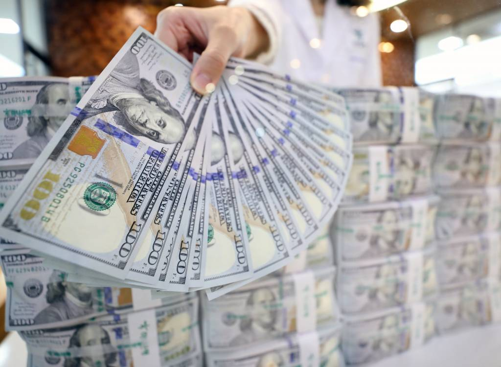 [서울=뉴시스] 김금보 기자 = 원·달러 환율이 13년 6개월여 만에 1400원을 돌파한 22일 오전 서울 중구 하나은행 위변조대응센터에서 직원이 달러화를 정리하고 있다. 우크라이나 전쟁과 관련한 러시아의 군 동원령 발동과 미 연방준비제도(Fed·연준)의 '자이언트 스텝(기준금리 0.75%포인트 인상)' 단행 소식에 주요 6개국 통화 대비 달러 가치를 나타내는 달러인덱스는 111을 돌파하면서 20년 만에 최고 수준까지 올랐다. 2022.09.22.